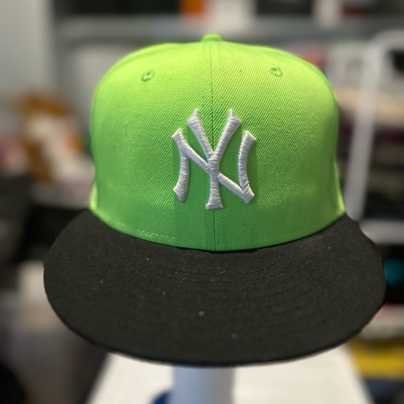 New Era Green and Black Yankees Hat - Picture 1 of 6